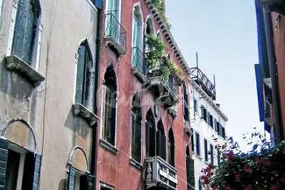 Speciale carnevale, a Venezia le case in maschera (galleria)