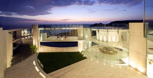 Case da sogno: circondata dal mare la villa di lusso che si vede in tv (california)