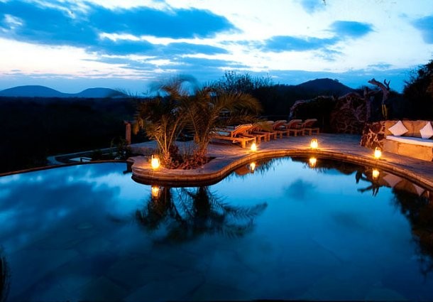 Hotel famosi, due elefanti e una capanna di lusso con vista al kilimangiaro (kenia)