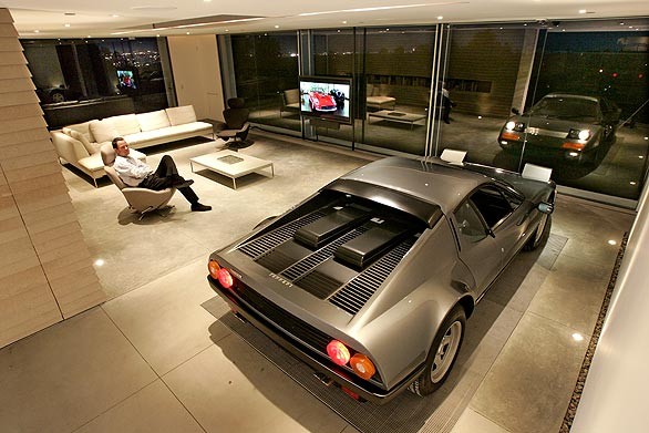 un soggiorno con segreti car-in-home-black-ferrari1