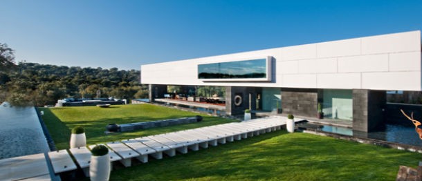 Case da sogno: un isola sospesa sul lago tra le colline di madrid (spagna)