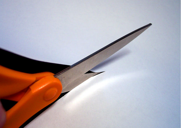 Vino, vestiti o benzina. Tu cosa hai tagliato?