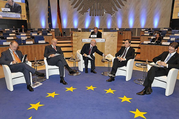 foto: europeanpeoplesparty (flickr.com cc) Mario draghi (bce) difende la sua politica monetaria dalle critiche della Germania