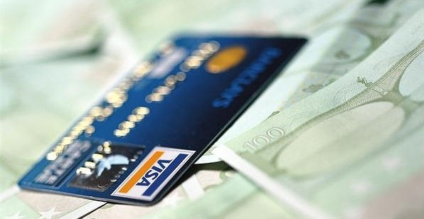 Carte di credito ancora poco diffuse: gli italiani preferiscono il contante