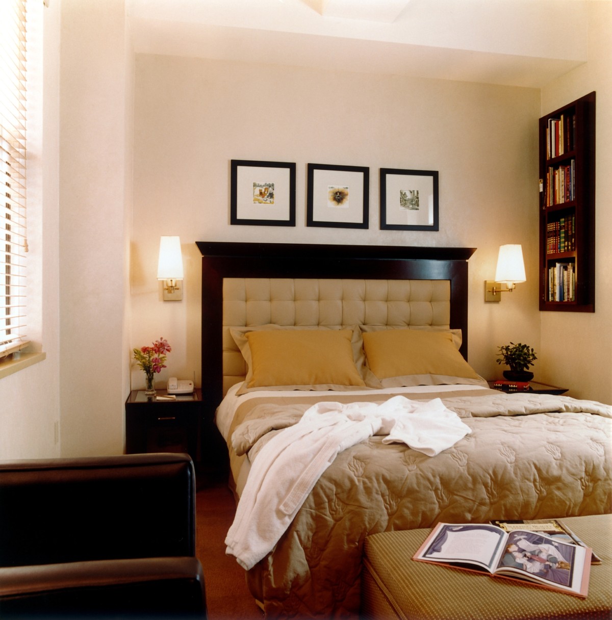 LibraryHotelFairyTalesRmDeluxeQueen_Bed