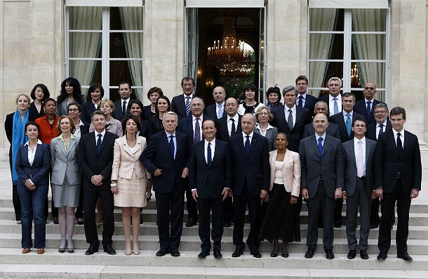 Il governo francese si taglia lo stipendio del 30%