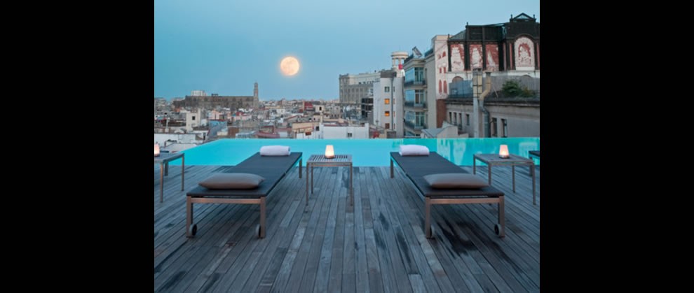 paradise-in-the-city-via-infinity-pool
