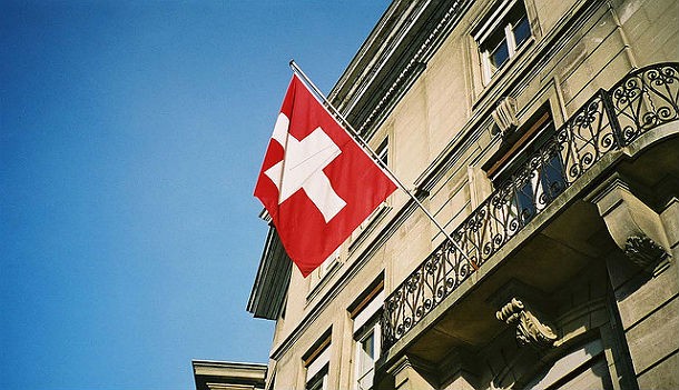 Alzi la mano chi non ha pensato di portare i soldi all'estero