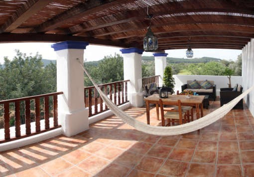 Casa del week end: una villa a ibiza tra relax, mare e vita notturna
