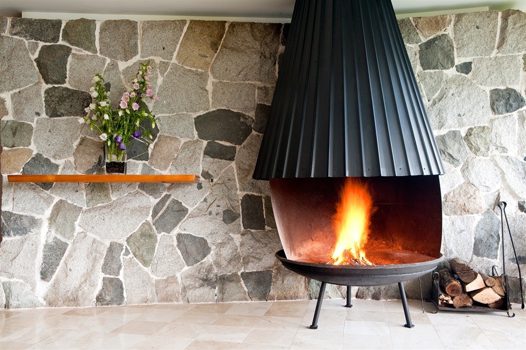 24-royal-chalet-original-fireplace.jpg.1024x0