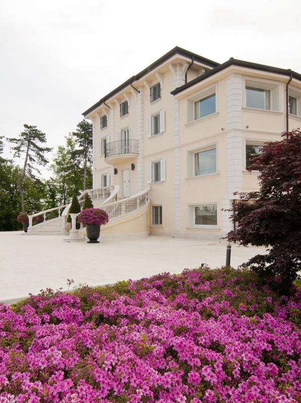 all-of-the-gardens-are-very-well-manicured