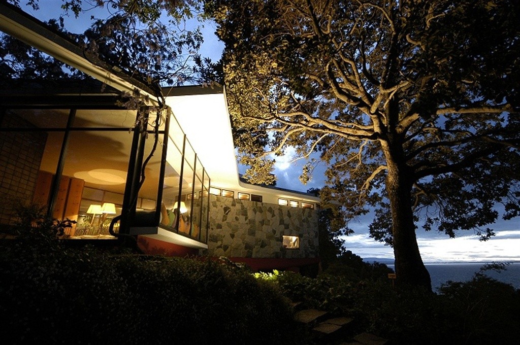 exterior-living-edificio-principal-de-noche-con-lingue.jpg.1024x0