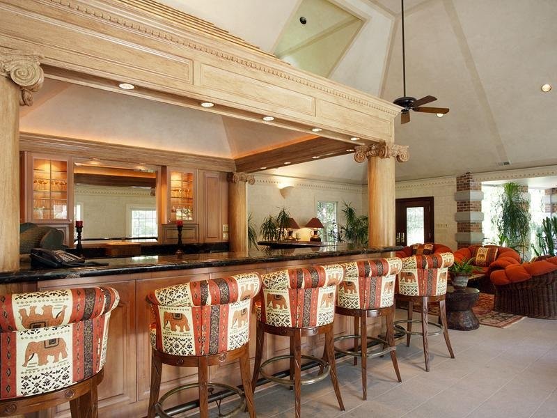 guests-will-be-impressed-by-this-lounge-and-bar-area