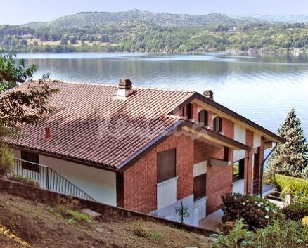 Casa del week end: villa con giardino sulle rive del lago d'orta (fotogallery)