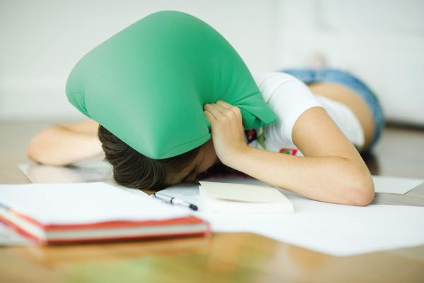 Coinquilini diversi tra festini e alzatacce: se a dividere casa sono studenti e lavoratori