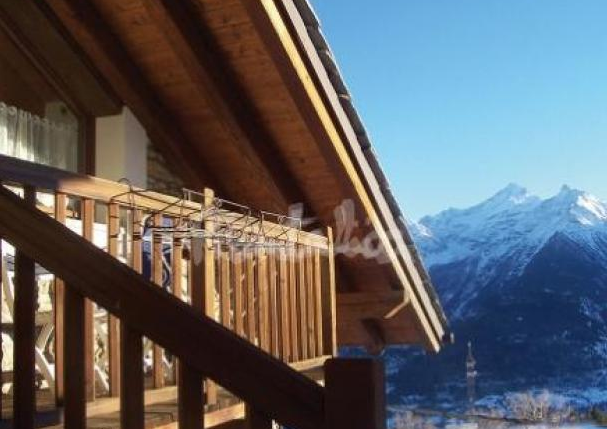 Casa del weekend: un'accogliente mansarda con vista sulle montagne di Aosta (fotogallery)