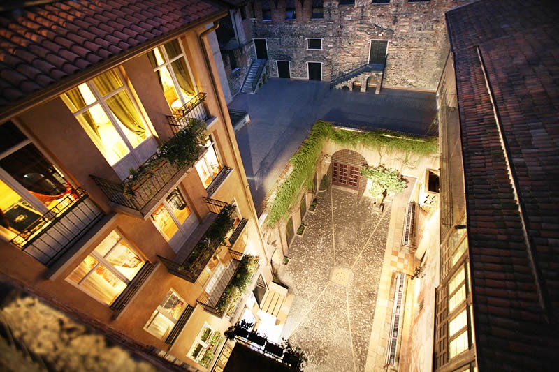 Hotel speciali, davanti al balcone dove romeo dichiarò il suo amore a giulietta (fotogallery)