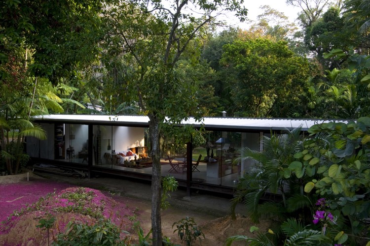 Una casa di vetro nel mezzo della foresta pluviale brasiliana (fotogallery)