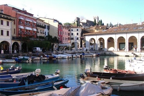 Case del week end: primavera sul Lago di Darda in un appartamento di Desenzano (fotogallery)