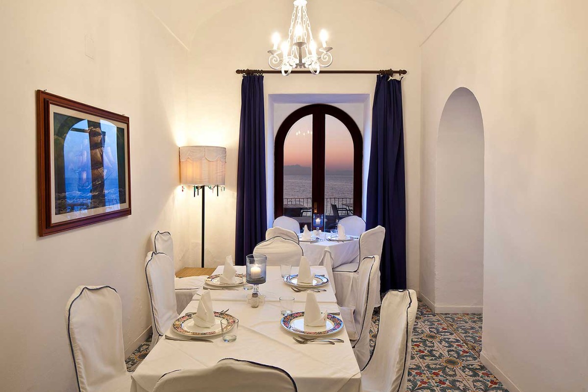 Il governo francese si taglia lo stipendio del 30%