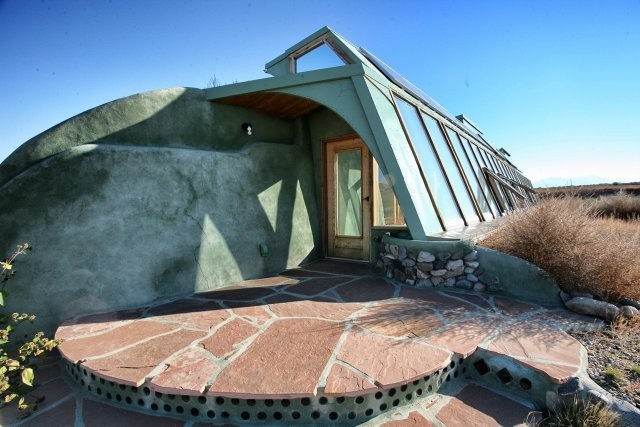 Earthship, le navi della terra costruite con materiale riciclato