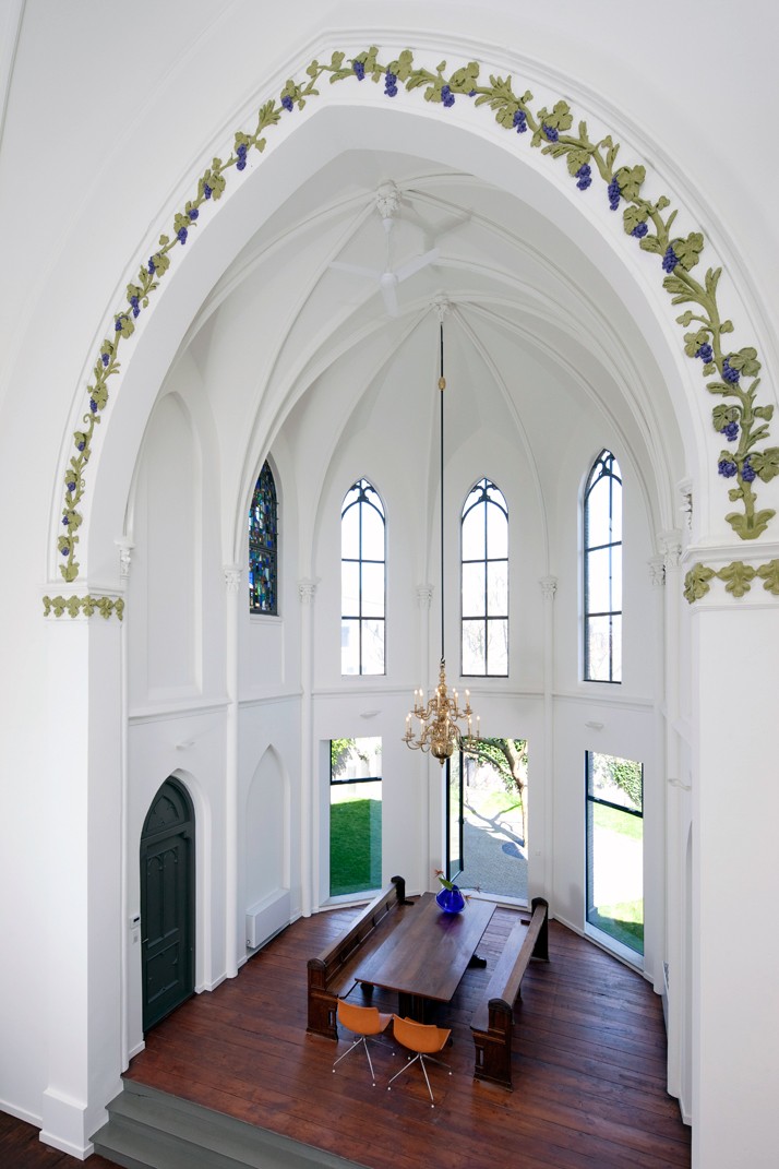 Church-conversion-into-a-residence-in-Utrecht-by-zecc-architects-yatzer-24