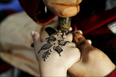 Un aumento vale bene un tatuaggio, la trovata di un'agenzia immobiliare a stelle e strisce