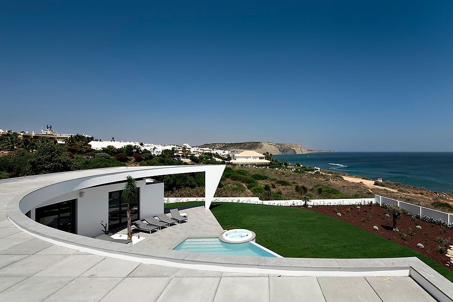 Casa da sogno: una villa semicircolare che abbraccia l'oceano in Portogallo (fotogallery)