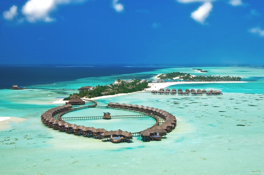 Hotel speciali, un resort circondato dal mare cristallino nelle maldive (fotogallery)