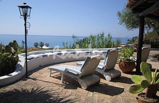 Casa del week end: nella località marittima di Tropea con vista al golfo e alle Isole Eolie (fotogallery)