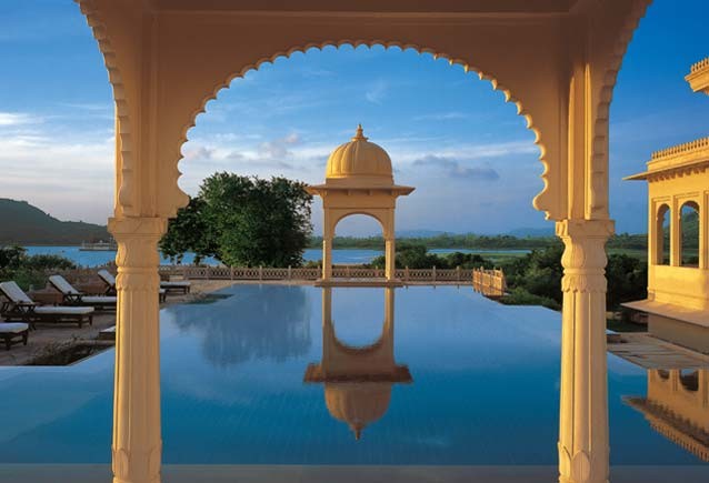 Cupole, affreschi e un lago di pace: è in india l'hotel della serenità (fotogallery)
