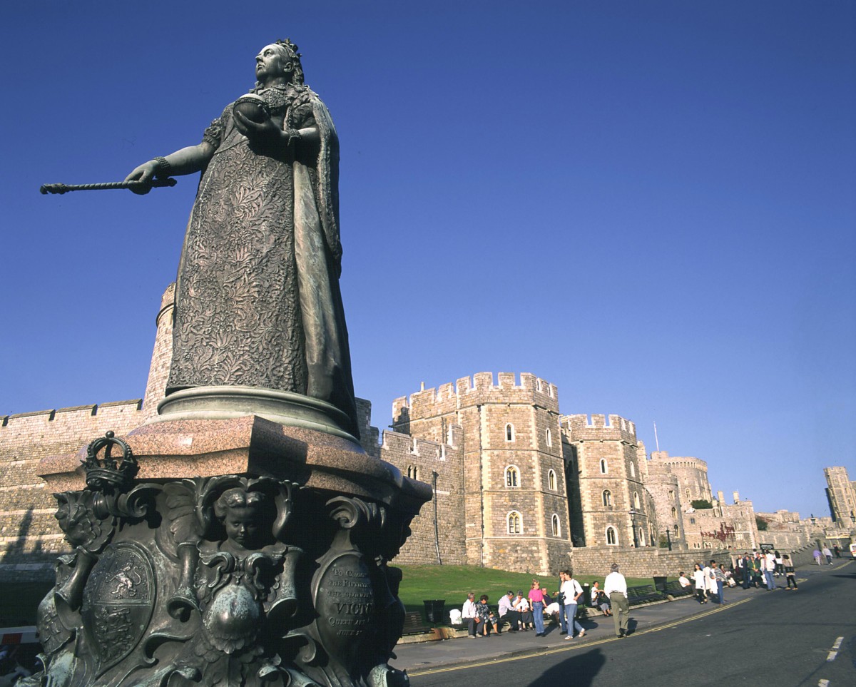 Windsor_Castle_UK_with_Statue_of_Queen_Victoria
