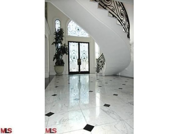 robert-pattinsons-rental-entryway-2-f872ab-573x430