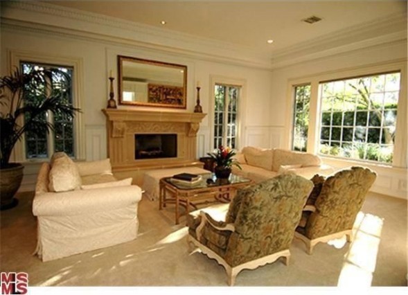 robert-pattinsons-rental-family-room-beac4f-589x426