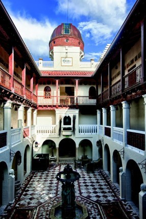 Versaces-courtyard-5b5a30-286x430