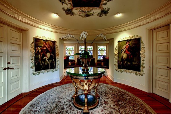 Versaces-foyer-450b7d-589x392