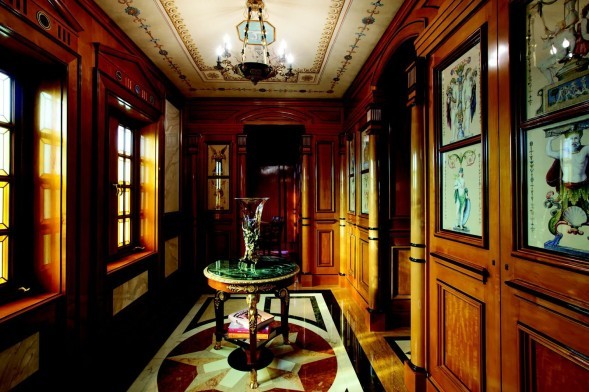 Versaces-hallway-aaf91b-589x392