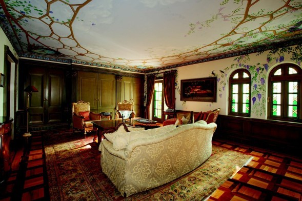 Versaces-living-room-6438a9-589x392