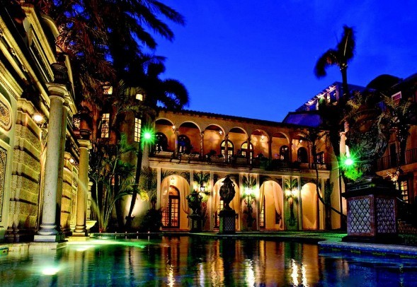 Versaces-pool-44349c-589x406