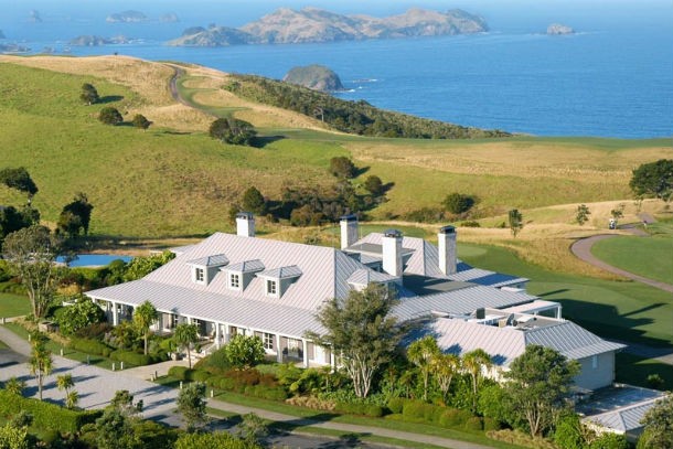 Un resort tra i verdi paesaggi della nuova zelanda con campo da golf e vista sull'oceano (fotogallery)