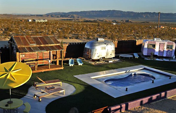 Stanze d'albergo a forma di roulotte nel mezzo della "valle della morte" californiana (fotogallery)
