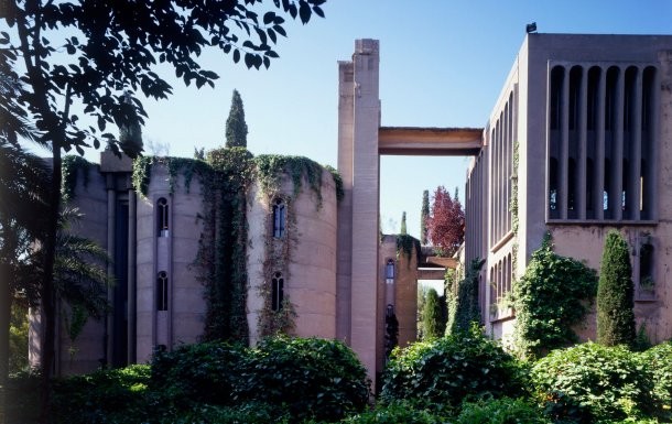 L'incredibile trasformazione di un antico cementificio nella dimora-studio di Riccardo Bofill a Barcellona (fotogallery)