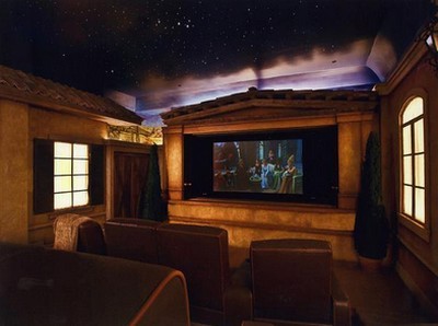 Le idee più stravaganti per realizzare una sala cinematografica in casa: dalla caverna di batman a una villa francese (foto e video)