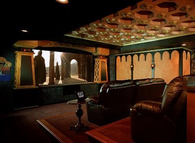 Le idee più stravaganti per realizzare una sala cinematografica in casa: dalla caverna di batman a una villa francese (foto e video)