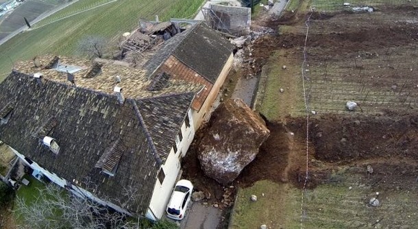 Un enorme masso si ferma a pochi centimetri da una casa e la frana di termeno fa il giro del mondo(foto e video)
