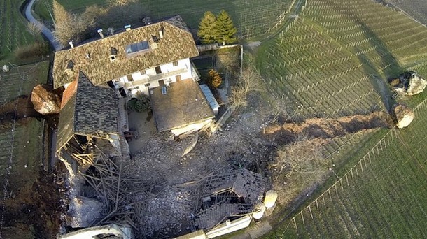 Un enorme masso si ferma a pochi centimetri da una casa e la frana di termeno fa il giro del mondo(foto e video)