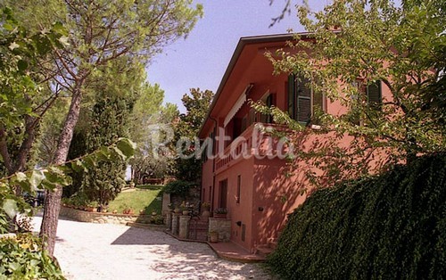 Rumori che corrono su berlusconi, il piano di licenziamenti di barclays e l'iwatch della apple