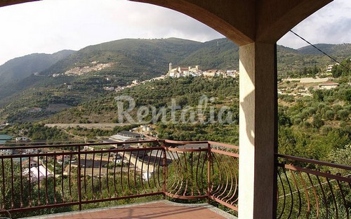 Nel borgo medievale di castellaro, in Liguria, una villa che dista solo 3 km dal mare (fotogallery)