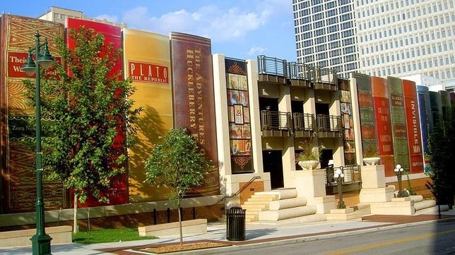 Dall'ufficio escavatrice alla casa automobile, 10 incredibili edifici a forma di oggetto