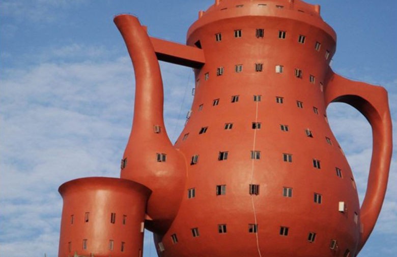 Dall'ufficio escavatrice alla casa automobile, 10 incredibili edifici a forma di oggetto